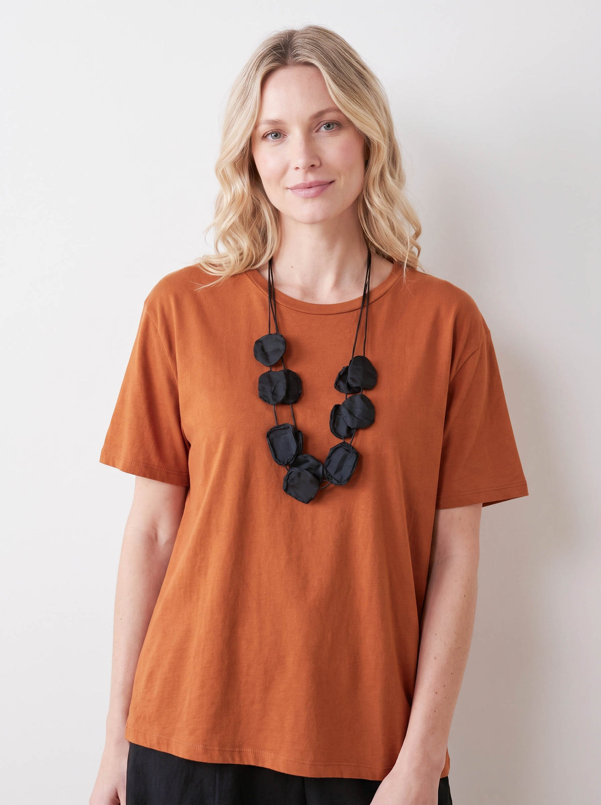 T-shirt con collana - A26RU403 - LE STREGHE