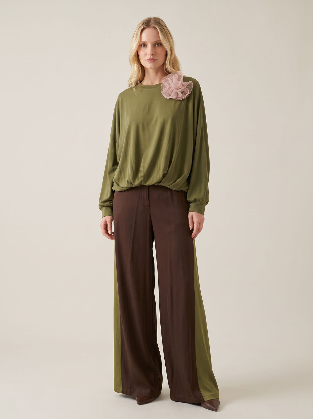Maglia in Jersey Fluido con Applicazione Floreale - A26AD110 - LE STREGHE